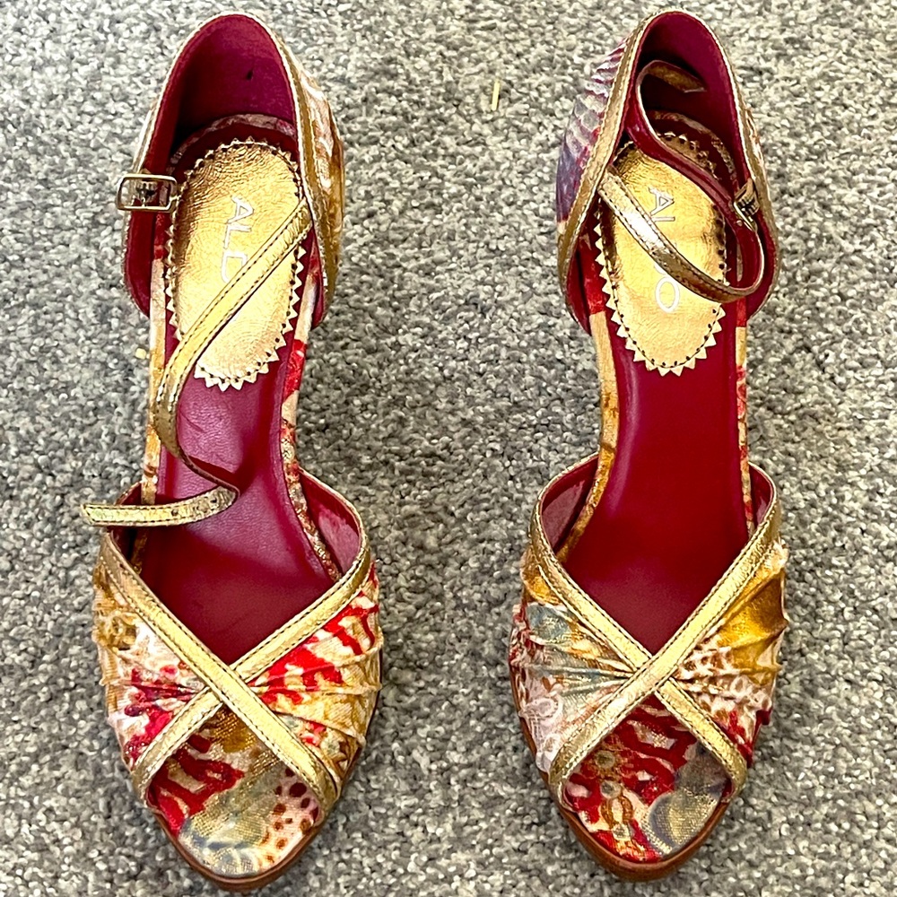 ALDO BARELY WORN SIZE 38 GOLD ACCENT PUMPS - Picture 1 of 8